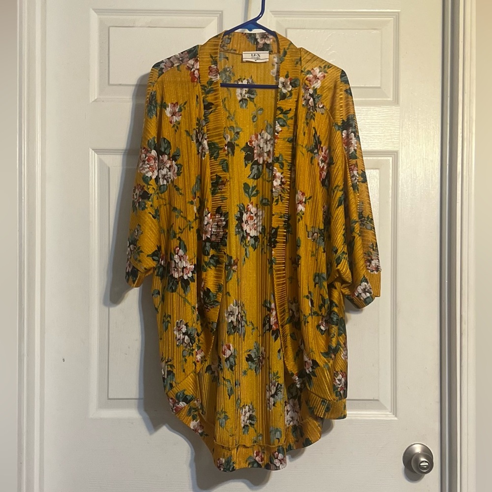 Plus size.  Yellow floral short sleeve cardigan.